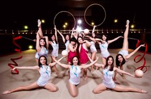 「ザッツ・マイ・ガール」の日本版ミュージックビデオに出演しているおかずクラブ、東京女子体育大学の新体操競技部のメンバー。