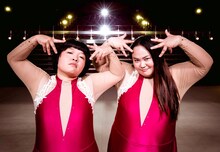 「ザッツ・マイ・ガール」の日本版ミュージックビデオに出演しているおかずクラブ。