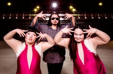 「ザッツ・マイ・ガール」の日本版ミュージックビデオに出演しているおかずクラブ（手前）と振り付けを担当したケント・モリ（奥）。