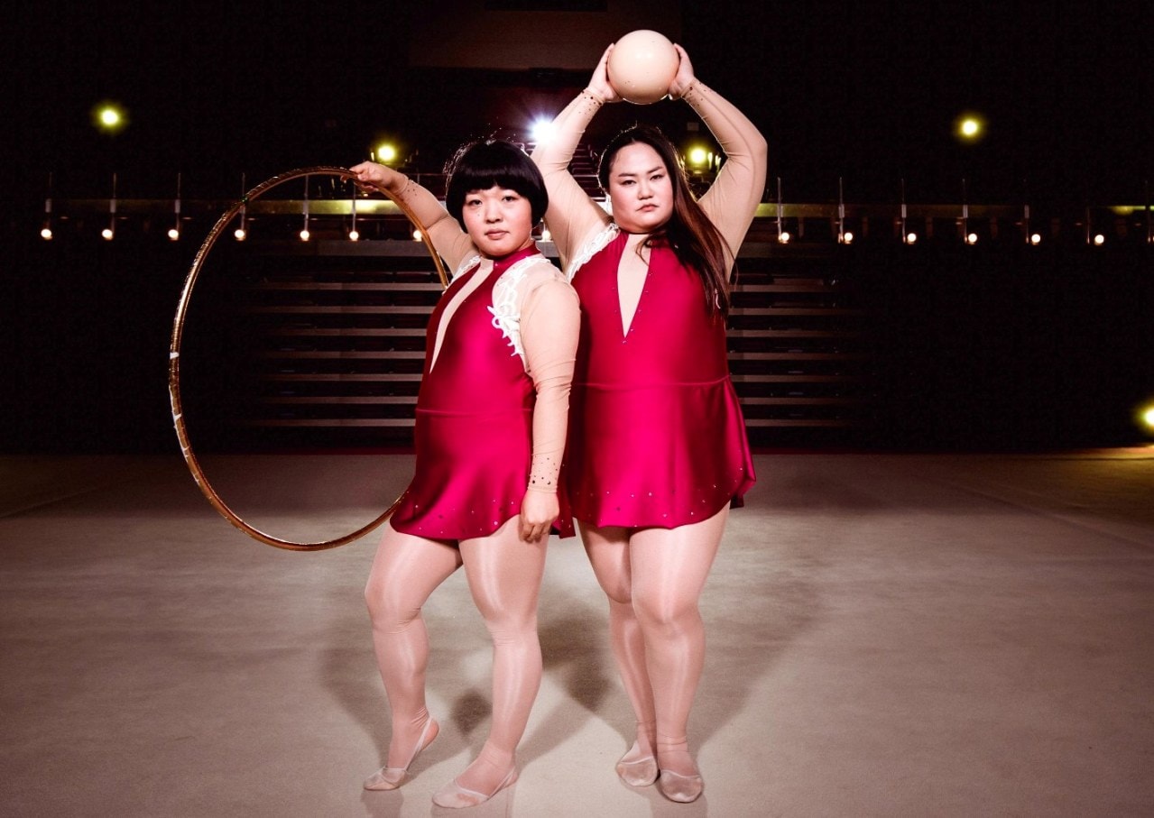 「ザッツ・マイ・ガール」の日本版ミュージックビデオに出演しているおかずクラブ。