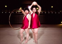 「ザッツ・マイ・ガール」の日本版ミュージックビデオに出演しているおかずクラブ。