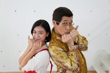 「Shop Japan WOW! SALE」のWebCMに出演する（左から）西田有沙、ピコ太郎。