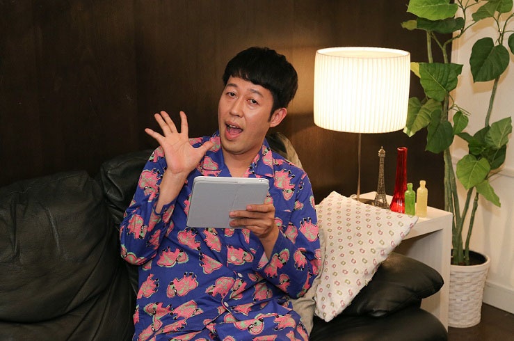 「セカイマ！」MCの小籔千豊。(c)Dlife