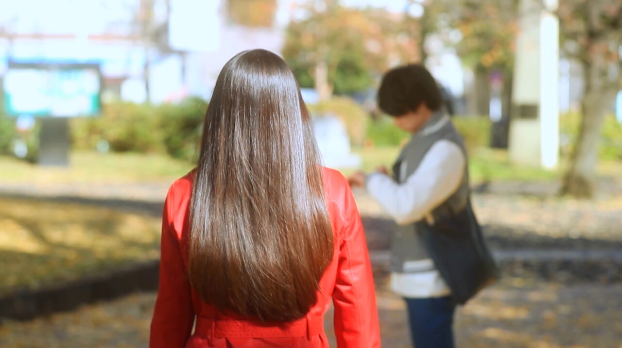 Webムービー「振り向きたくなる彼女 Hirano Nora meets TSUBAKI」のワンシーン。