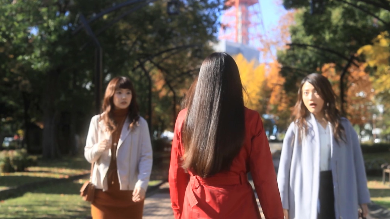 Webムービー「振り向きたくなる彼女 Hirano Nora meets TSUBAKI」のワンシーン。