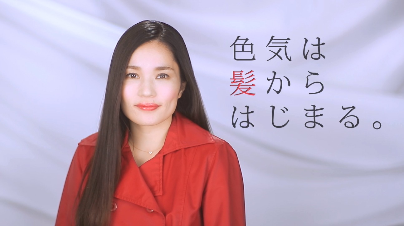Webムービー「振り向きたくなる彼女 Hirano Nora meets TSUBAKI」のワンシーン。