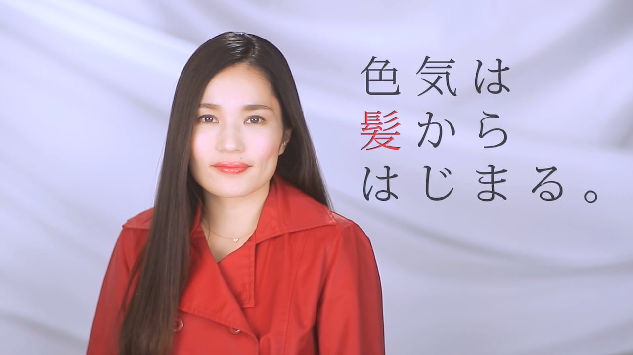 Webムービー「振り向きたくなる彼女 Hirano Nora meets TSUBAKI」のワンシーン。