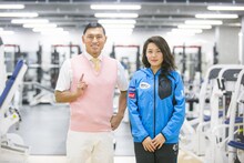 （左から）オードリー春日、スキージャンプの渡邉陽選手。(c)HBC