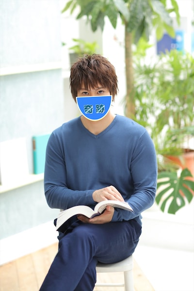 「金曜★ロンドンハーツ 2時間スペシャル」の「奇跡の一枚」コーナーで変身するメイプル超合金カズレーザー。(c)テレビ朝日