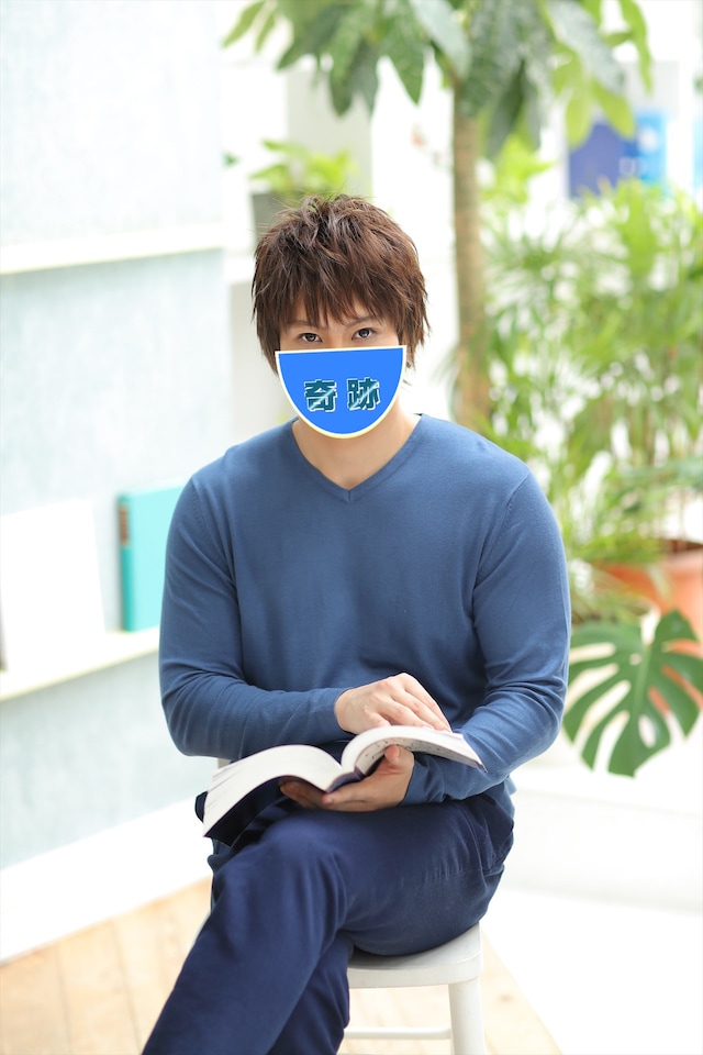 「金曜★ロンドンハーツ 2時間スペシャル」の「奇跡の一枚」コーナーで変身するメイプル超合金カズレーザー。(c)テレビ朝日