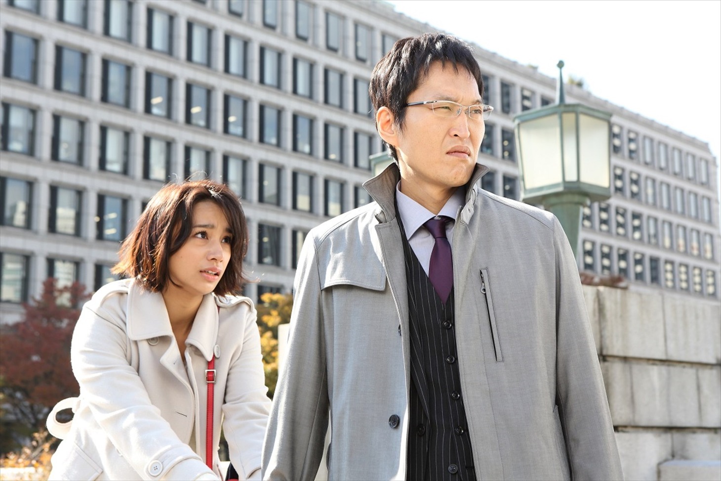 「新・ミナミの帝王～命の値段～」に出演する千原ジュニア、高橋メアリージュン（左）。(c)関西テレビ