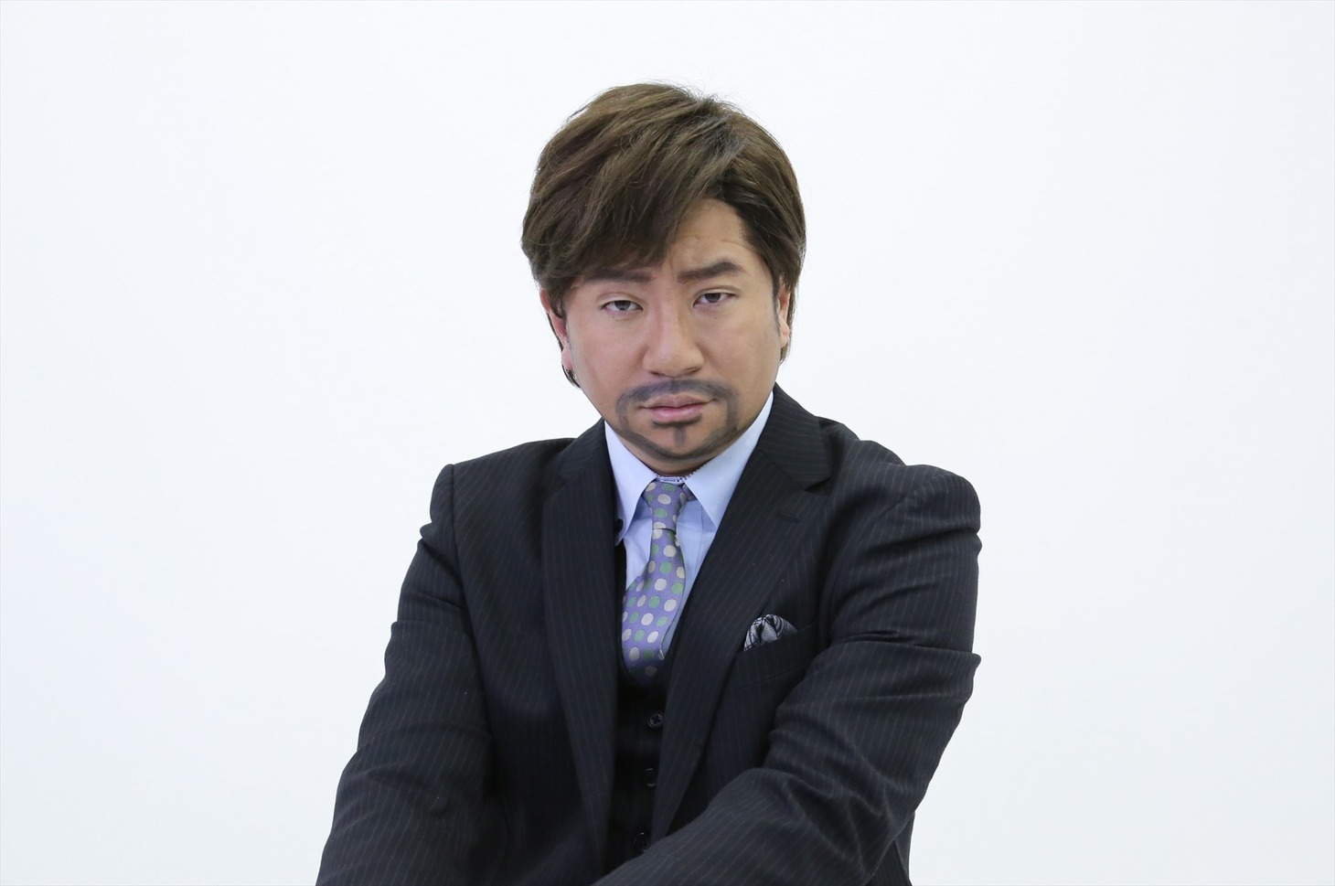 「R-1ぐらんぷり2017放送決定！ それまでに見とかなアカン!! ひとり芸あるある」でショーンKに扮するレイザーラモンRG。(c)関西テレビ