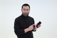 スティーブ・ジョブズに扮するレイザーラモンRG。(c)関西テレビ