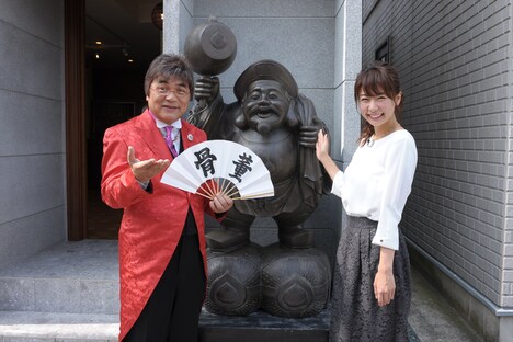 （左から）綾小路きみまろ、青山愛テレビ朝日アナウンサー。(c)テレビ朝日