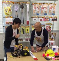 「よしもと笑え～る研究所」のグッズを体験する（左から）はいじぃ、くまだまさし。