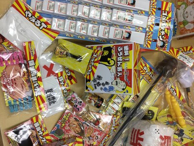 「よしもと笑え～る研究所」のグッズ。