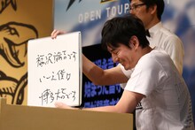 ピース又吉と対戦する博多大吉。