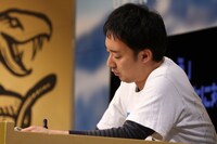 バッファロー吾郎・竹若と対戦するR藤本。