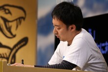 バッファロー吾郎・竹若と対戦するR藤本。