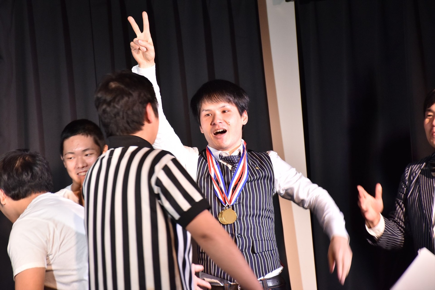 腕相撲トーナメントで優勝した畠山（中央）。