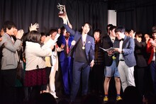 「人力舎の今年の顔大賞2016」に選ばれた三福エンターテイメント（中央）。