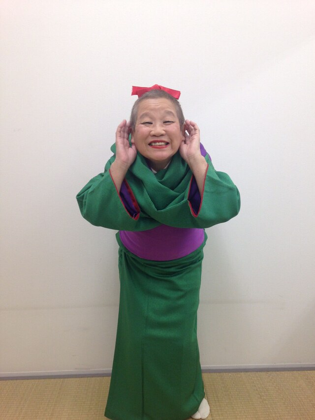 「来てくれるかな～」のポーズを取る正司敏江。