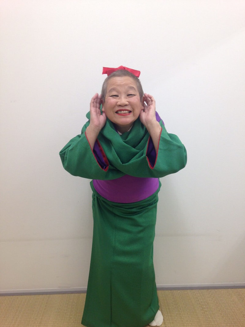 「来てくれるかな～」のポーズを取る正司敏江。