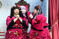 自分のオブジェを目の当たりにした渡辺直美。