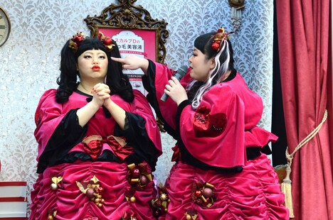 自分のオブジェを目の当たりにした渡辺直美。