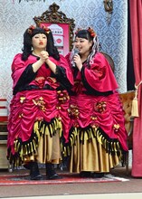 自分のオブジェと並ぶ渡辺直美。