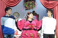 告白対決のジャッジを下す渡辺直美（中央）。