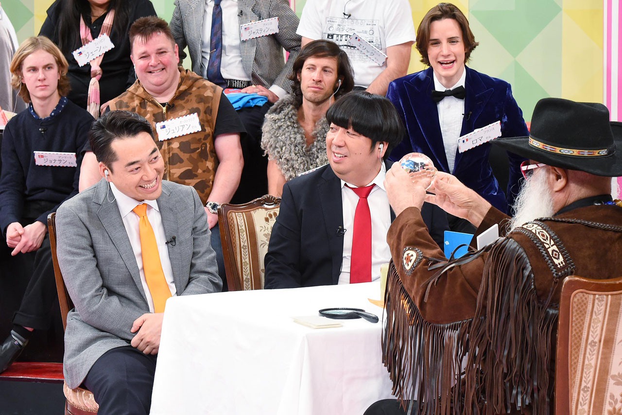 渋谷のパパに占ってもらうバナナマン。(c)テレビ東京