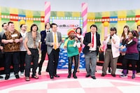 「YOUは何しに日本へ？」を合唱する出演者たち。(c)テレビ東京