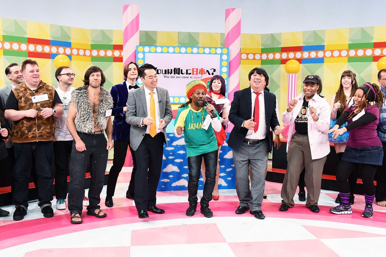 「YOUは何しに日本へ？」を合唱する出演者たち。(c)テレビ東京