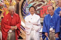 左から西軍キャプテンのダウンタウン松本、MCのダウンタウン浜田、東軍キャプテンの志村けん。