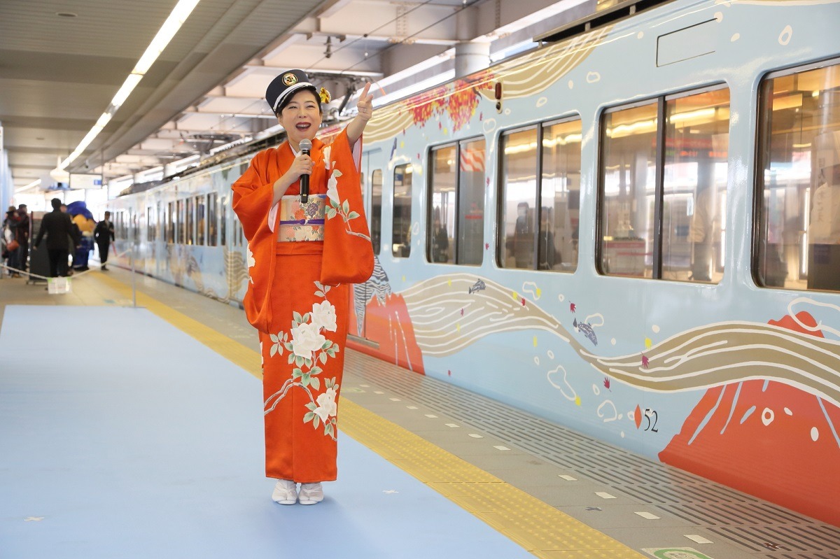 電車に出発進行の合図を送る椿鬼奴。