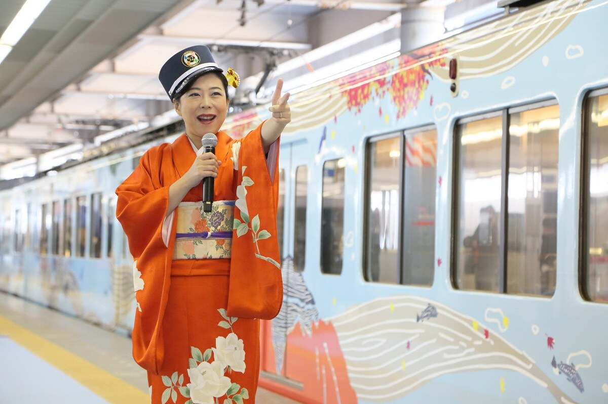 椿鬼奴が着物姿で本川越駅のホームに登場、観光電車「52席の至福」見送る