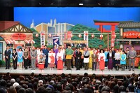 「よしもと新喜劇お正月SP」収録後の様子。(c)MBS