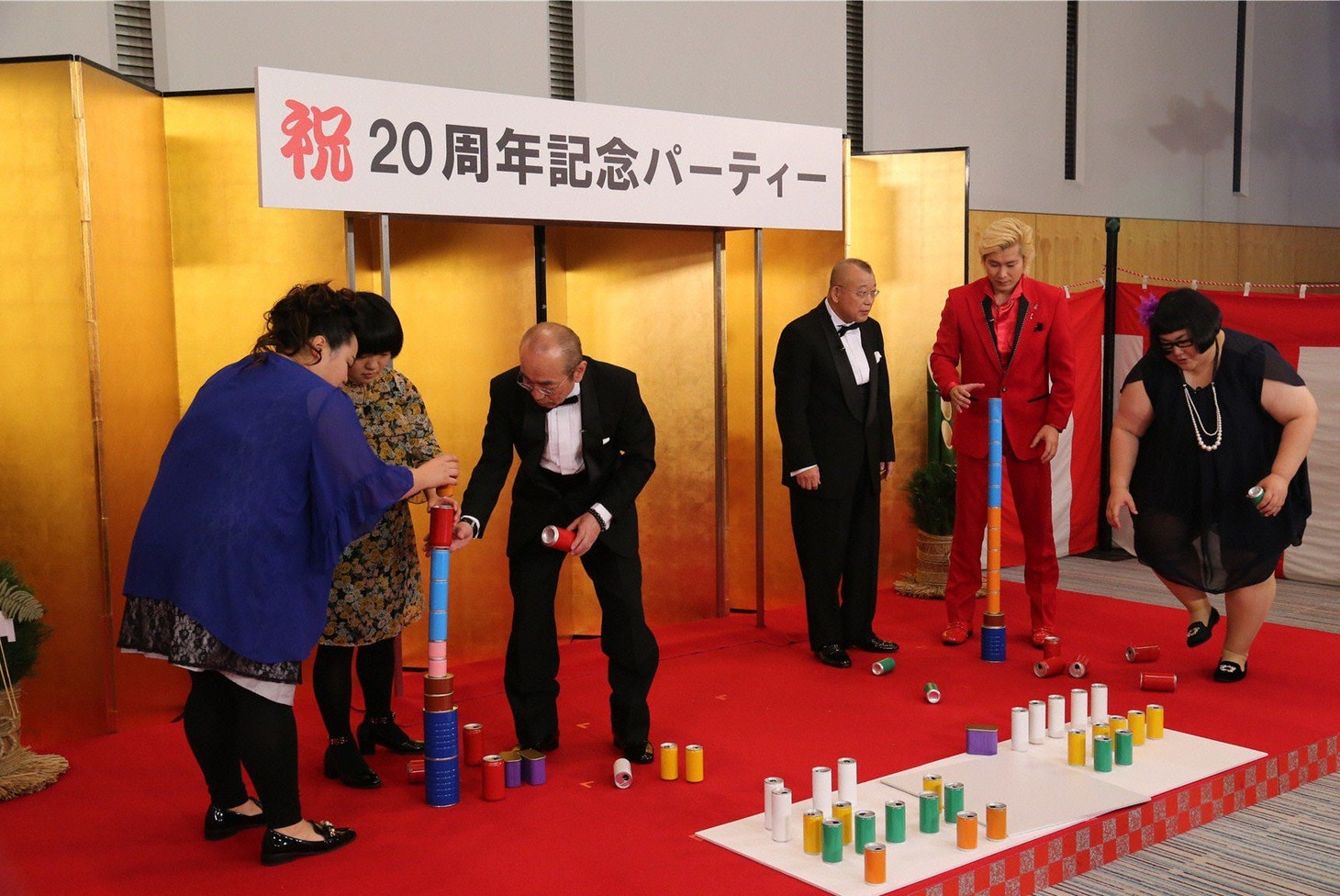 「志村＆鶴瓶のあぶない交遊録20」に出演する（左から）おかずクラブ、志村けん、笑福亭鶴瓶、メイプル超合金。(c)テレビ朝日
