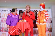 チキンマックナゲットを試食するメイプル超合金。