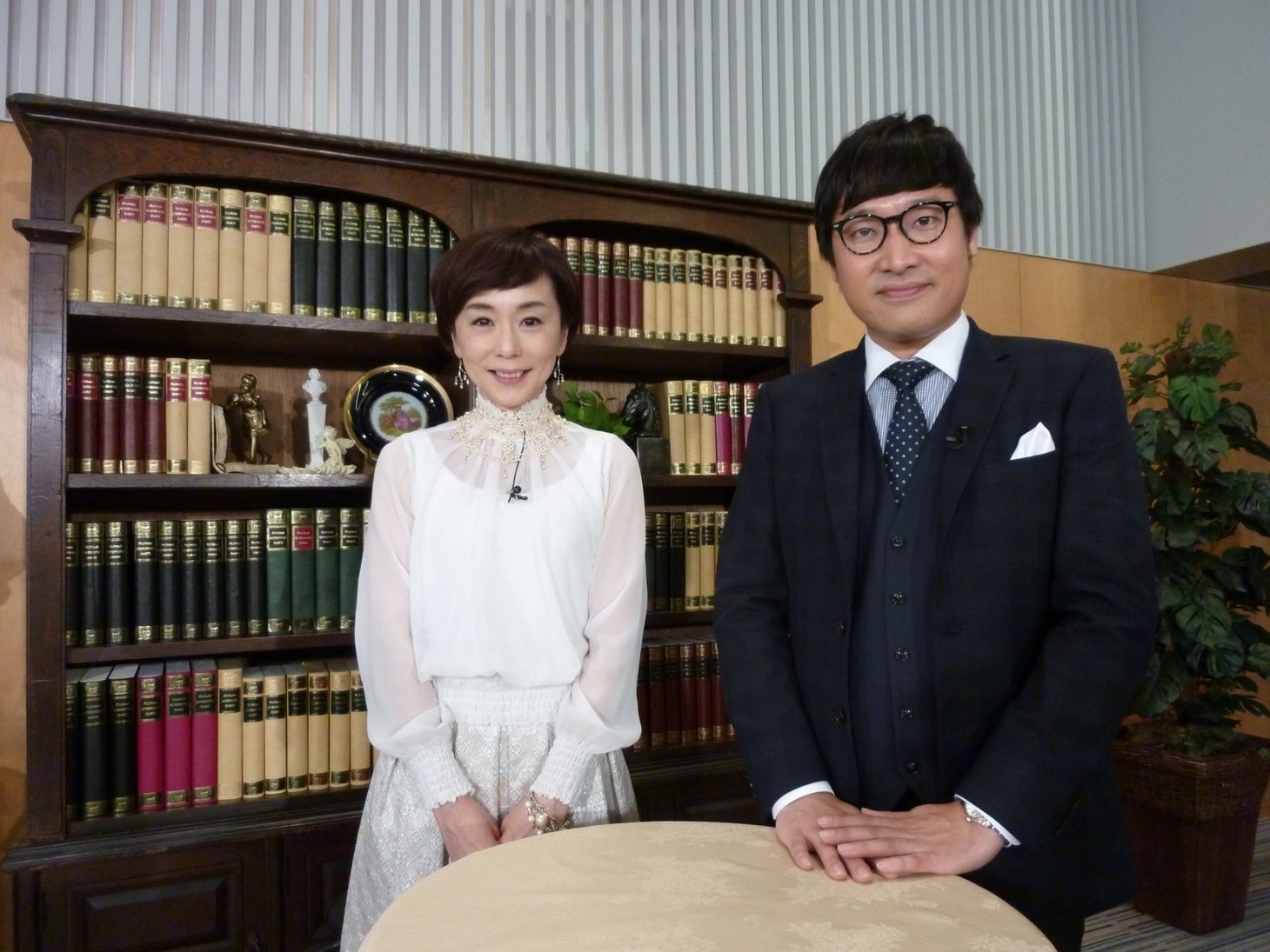 南海キャンディーズ山里と、大下容子テレビ朝日アナウンサー（左）。(c)テレビ朝日