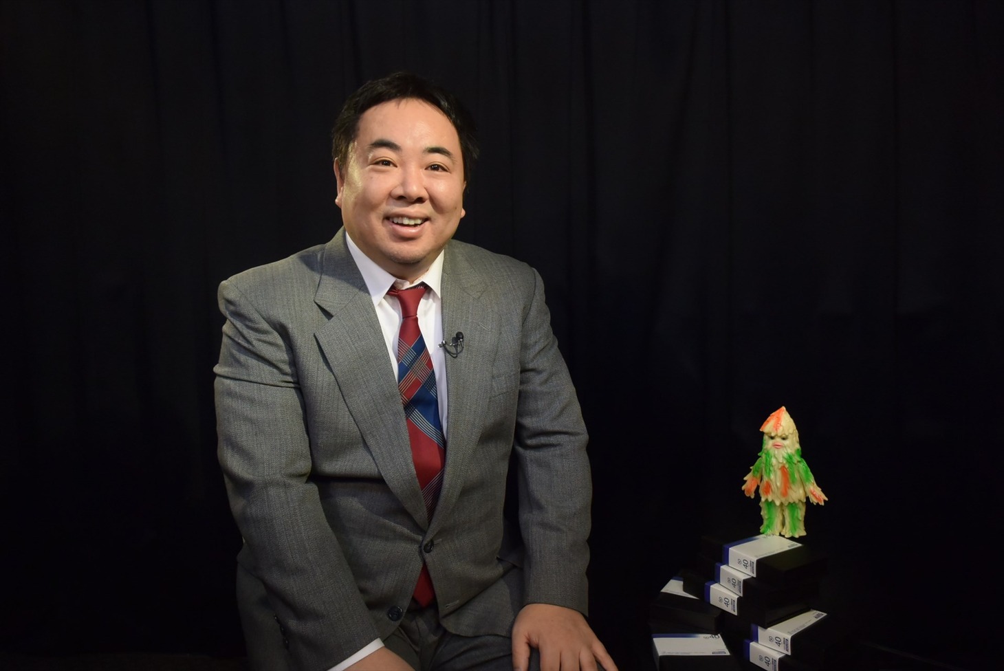 「EXまにあっくす」MCのドランクドラゴン塚地。(c)テレビ朝日