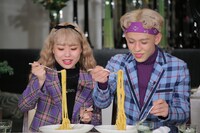 左からぺこ、りゅうちぇる。 (c)日本テレビ