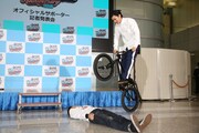 野村周平（上）にBMXで飛び越えられるピース綾部（下）。