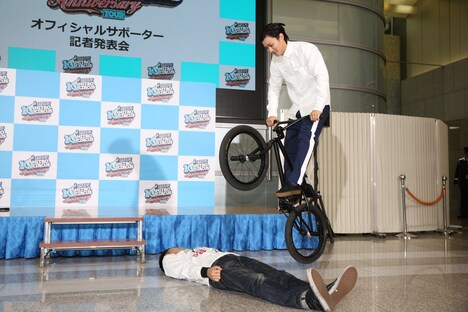 野村周平（上）にBMXで飛び越えられるピース綾部（下）。