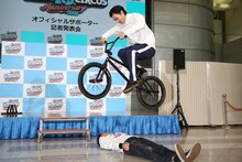 「ナイトロ・サーカス 10周年ワールドツアー 東京/大阪公演オフィシャルサポーター就任 記者発表会」で野村周平（上）にBMXで飛び越えられるピース綾部（下）。