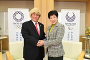 （左から）ビートたけし、小池百合子東京都知事。(c)テレビ朝日