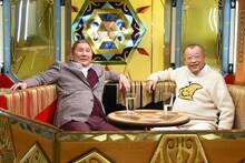 左からビートたけし、笑福亭鶴瓶。(c)テレビ東京