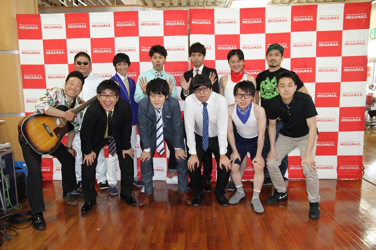 「目指せ!!アウトレット芸人3」に出演する（左から）ANZEN漫才、ジャイアントジャイアン、土佐兄弟、キンボシ、イヌコネクション、センターマイク。(c)チバテレ
