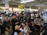 「目指せ!!アウトレット芸人3」収録の様子。(c)チバテレ